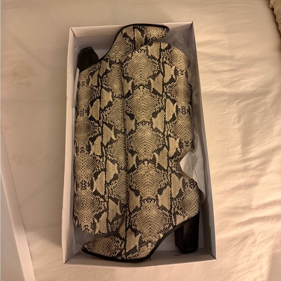 SCHUTZ Analeah Boot in Snakeskin! Only worn twice! - Picture 4 of 8